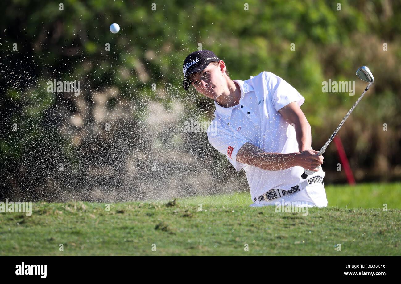 29 décembre 2017 : Nicolai Hojgaard (Danemark) frappe la balle de golf d'un piège à sable lors du 54e Championnat International de Golf Junior Orange Bowl au Biltmore à Coral Gables, en Floride. Mario Houben/CSM(image de crédit : &copy ; Mario Houben/CSM via ZUMA Wire) Banque D'Images