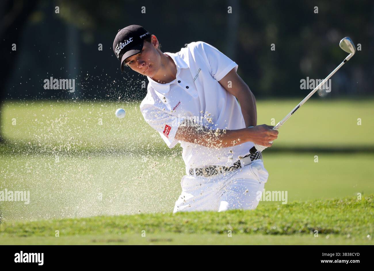 29 décembre 2017 : Nicolai Hojgaard (Danemark) frappe la balle de golf d'un piège à sable lors du 54e Championnat International de Golf Junior Orange Bowl au Biltmore à Coral Gables, en Floride. Mario Houben/CSM(image de crédit : &copy ; Mario Houben/CSM via ZUMA Wire) Banque D'Images