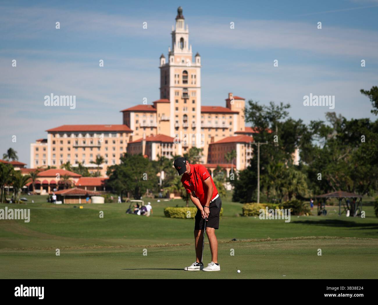29 décembre 2017 : avec l'hôtel Biltmore en toile de fond, Pierre Pineau (France) prend part au 54e Championnat International de Golf Junior Orange Bowl au Biltmore à Coral Gables, Floride. Mario Houben/CSM(image de crédit : &copy ; Mario Houben/CSM via ZUMA Wire) Banque D'Images