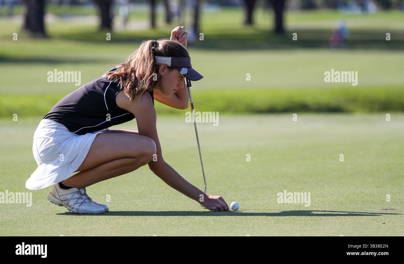 29 décembre 2017 : Alexa Rivas (Miami, FL) se prépare pour un putt au 54e Championnat International de Golf Junior Orange Bowl au Biltmore à Coral Gables, Floride. Mario Houben/CSM(image de crédit : &copy ; Mario Houben/CSM via ZUMA Wire) Banque D'Images