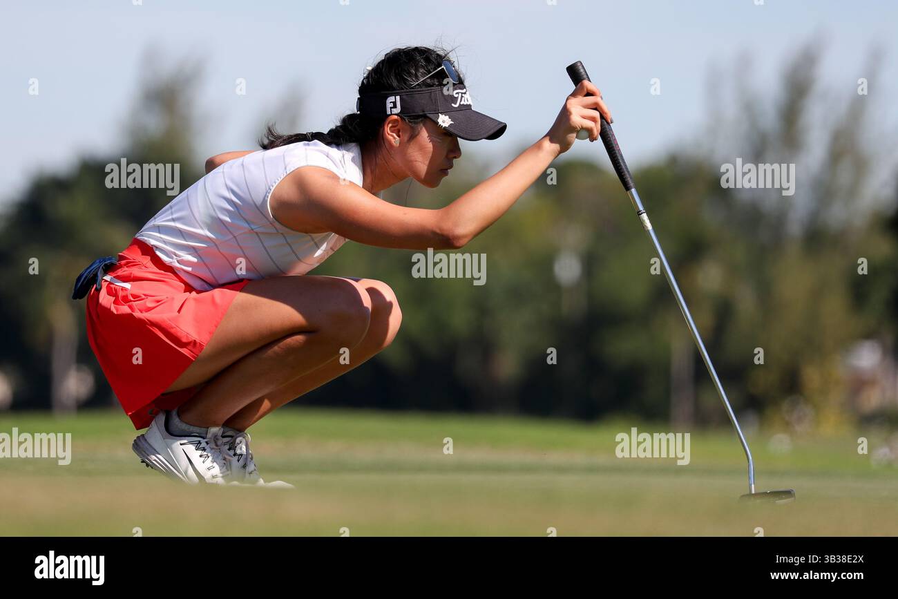 29 décembre 2017 : Anne Yu (États-Unis, Floride) aligne un putt au 54e Championnat International de Golf Junior Orange Bowl au Biltmore à Coral Gables, Floride. Mario Houben/CSM(image de crédit : &copy ; Mario Houben/CSM via ZUMA Wire) Banque D'Images