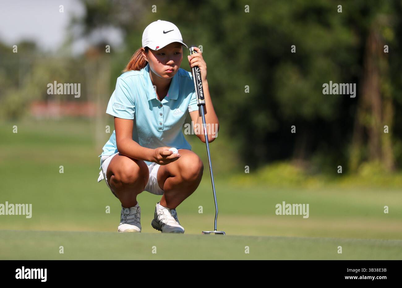 29 décembre 2017 : Sophia Bae (Norwood, NJ) se prépare pour un putt au 54e Championnat International de Golf Junior Orange Bowl au Biltmore à Coral Gables, en Floride. Mario Houben/CSM(image de crédit : &copy ; Mario Houben/CSM via ZUMA Wire) Banque D'Images