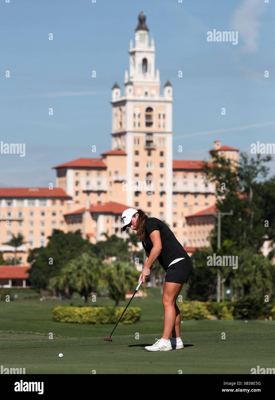 29 décembre 2017 : avec l'hôtel Biltmore en toile de fond, Lily May Humphreys (Angleterre) prend part au 54e Championnat International de Golf Junior Orange Bowl au Biltmore à Coral Gables, en Floride. Mario Houben/CSM(image de crédit : &copy ; Mario Houben/CSM via ZUMA Wire) Banque D'Images