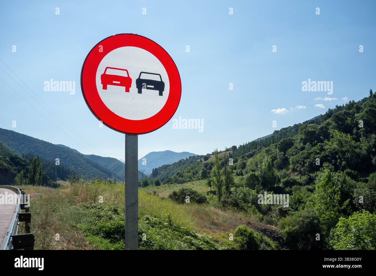 15 août 2022 - Asturies, Espagne - pas de signalisation routière de dépassement ou de dépassement sur une route dans le nord de l'Espagne Banque D'Images