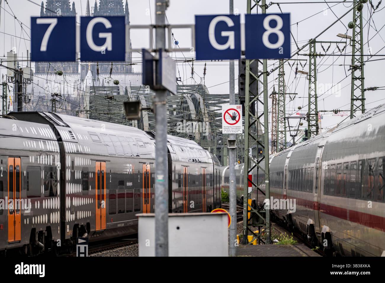 Trafic ferroviaire sur la route entre la gare centrale de Cologne et Cologne-Deutz, pont ferroviaire Hohenzollern sur le Rhin près de Cologne, Cathedra de Cologne Banque D'Images