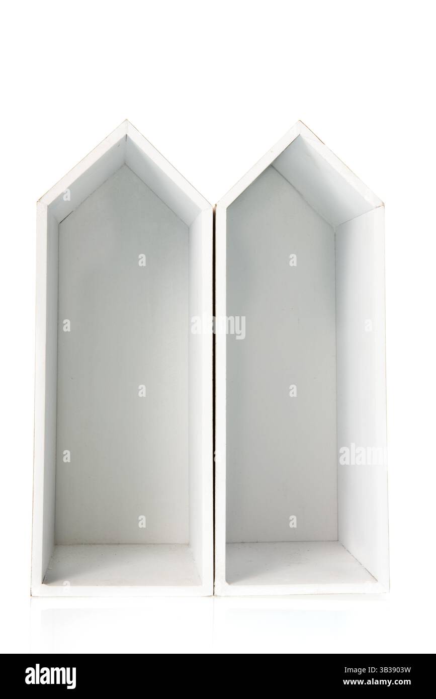 Deux maisons blanches simples dans une rangée isolée sur fond blanc Banque D'Images