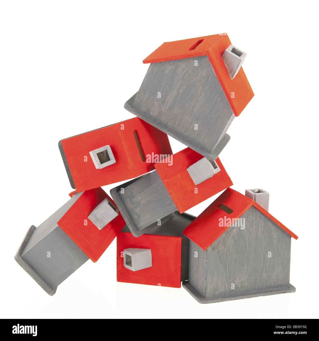 Maisons en rangée même en gris et rouge isolé sur fond blanc Banque D'Images