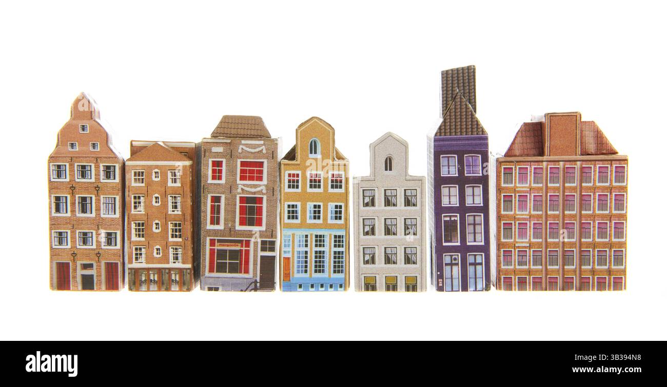 Rangée de maisons typiques d'Amsterdam isolated over white background Banque D'Images