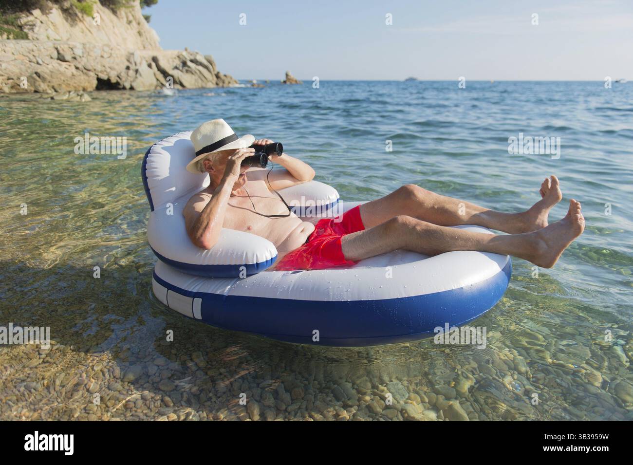 Man lunettes espion flottant à la présidence dans la mer Banque D'Images