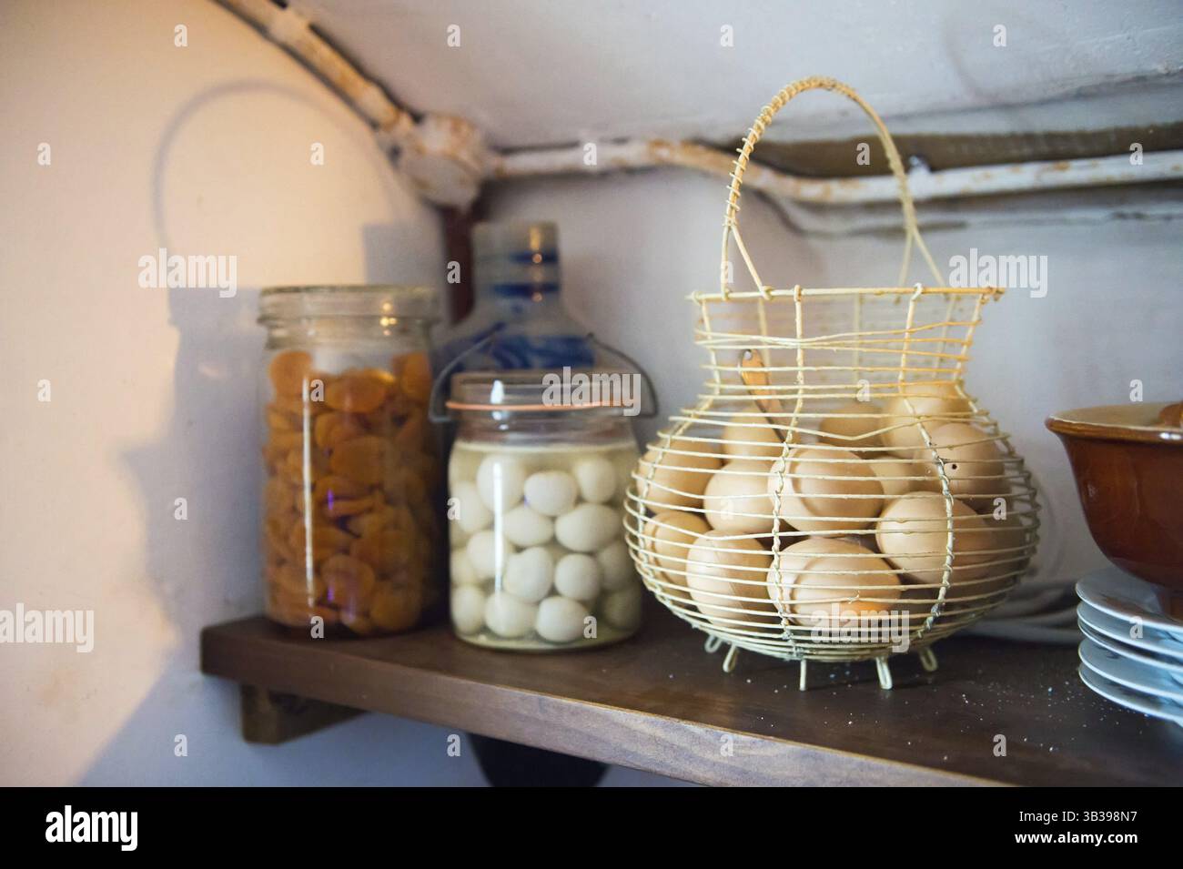 La conservation des aliments dans la cave pour le garder au frais dans le 20e siècle Banque D'Images