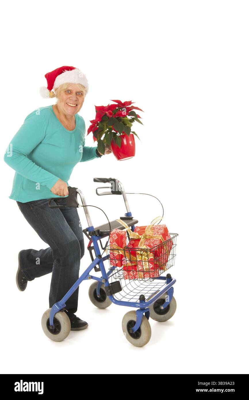 Senior woman with walker tourne pour party de Noël Banque D'Images