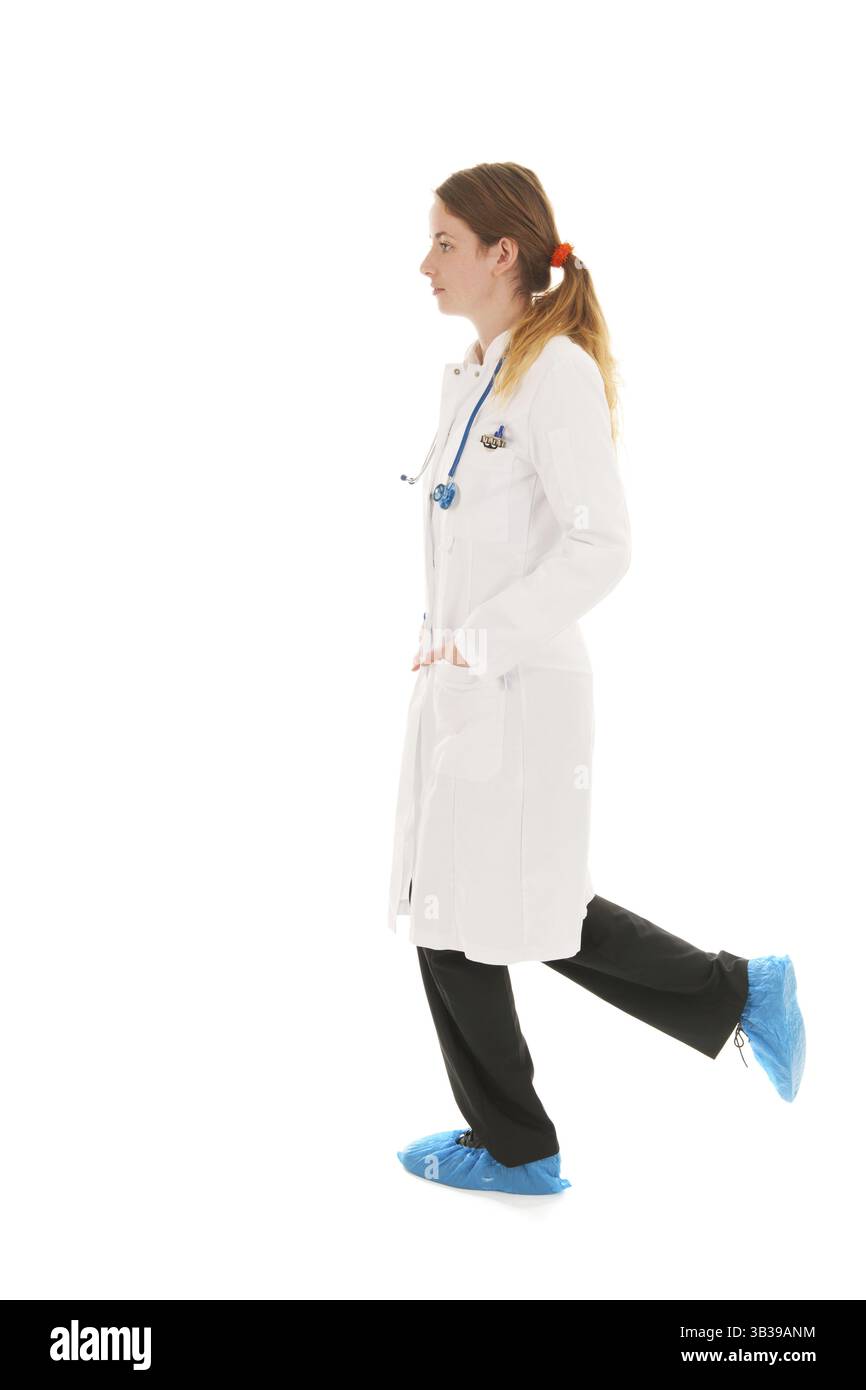 Female doctor with stethoscope exécutant isolé sur fond blanc Banque D'Images