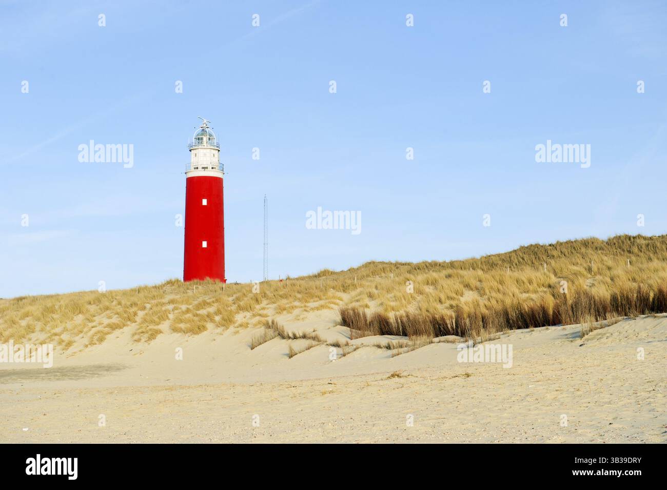 Phare rouge sur la côte de l'île néerlandaise Texel Banque D'Images