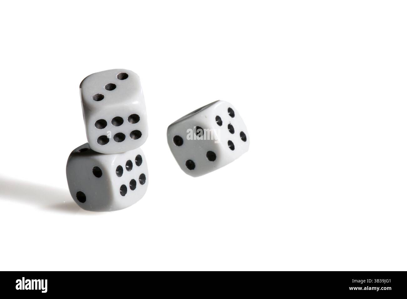 Jeter les dés de noir et blanc pour jouer à un jeu Banque D'Images