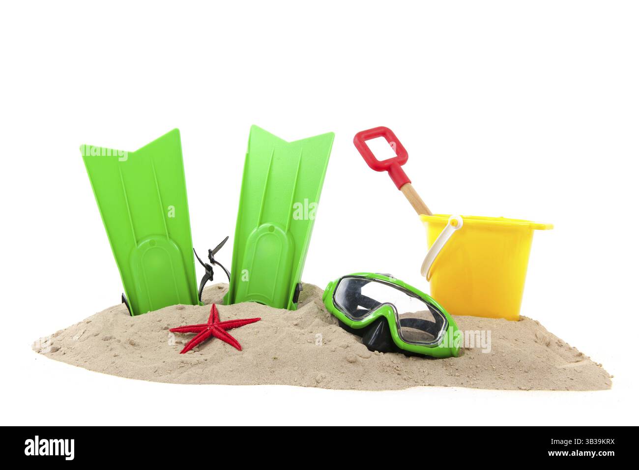 Plage avec équipement de plongée verte et jaune seau Banque D'Images