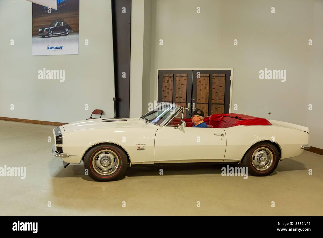 Une Camaro SS 1967 blanche de Chevrolet stationnée à l'intérieur de l'immeuble Worldwide Auctioneers à Auburn, Indiana, États-Unis. Banque D'Images