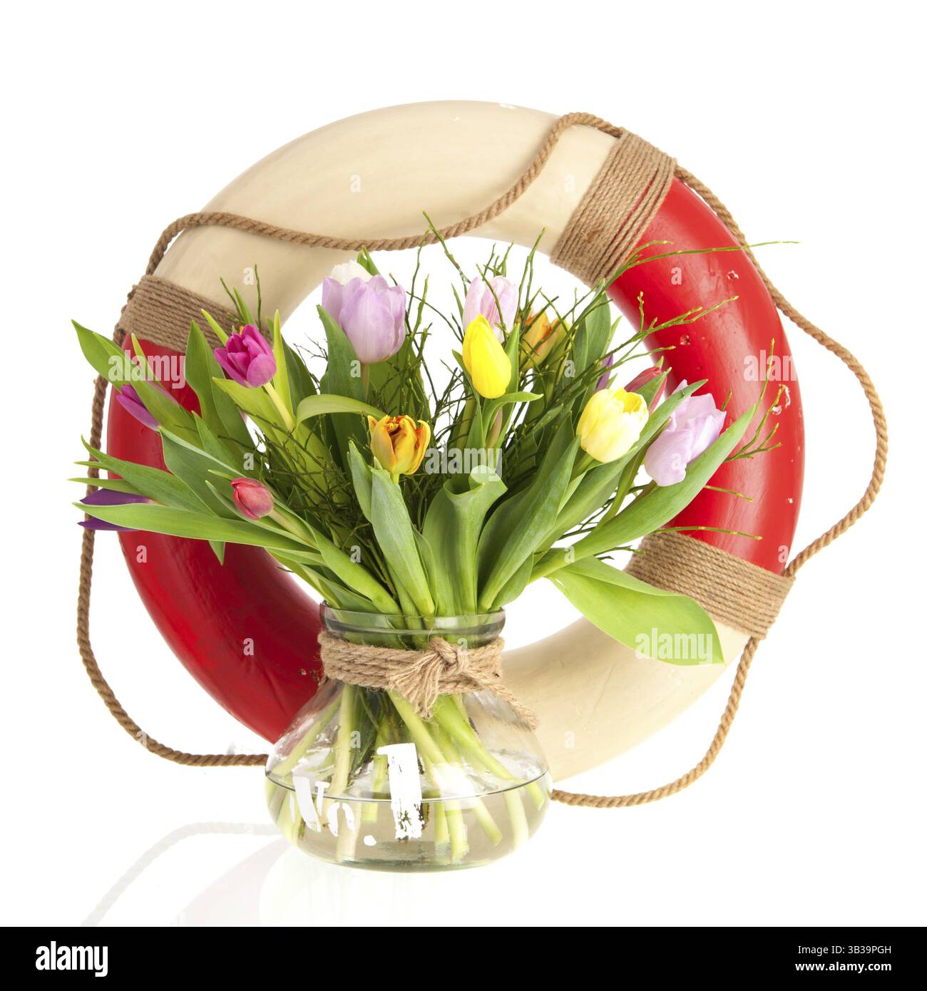 Bouée de sauvetage avec vase en verre isolé sur fond blanc Banque D'Images