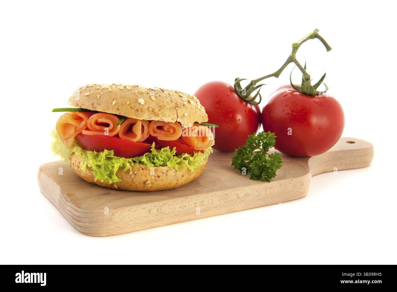 Petit pain frais de luxe avec laitue de saumon roulée et ciboulette Banque D'Images