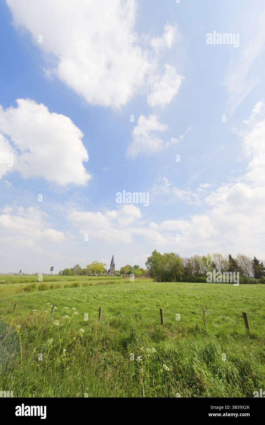 Église hollandaise Sint-Joriskerk dans un paysage hollandais typique avec la place voor-Drempt Banque D'Images