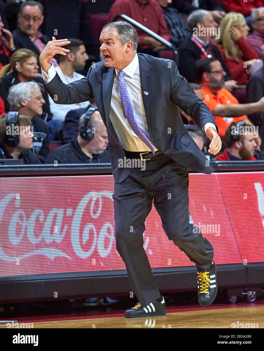 24 janvier 2018 - Piscataway, New Jersey, États-Unis - Steve Pikiell, entraîneur-chef des Rutgers pendant la première mi-temps entre les Cornhuskers du Nebraska et les Scarlet Knights de Rutgers au Rutgers Athletic Center à Piscataway, New Jersey. Le Nebraska bat Rutgers 60-54. Duncan Williams/CSM(image de crédit : &copy ; Duncan Williams/CSM via ZUMA Wire) Banque D'Images