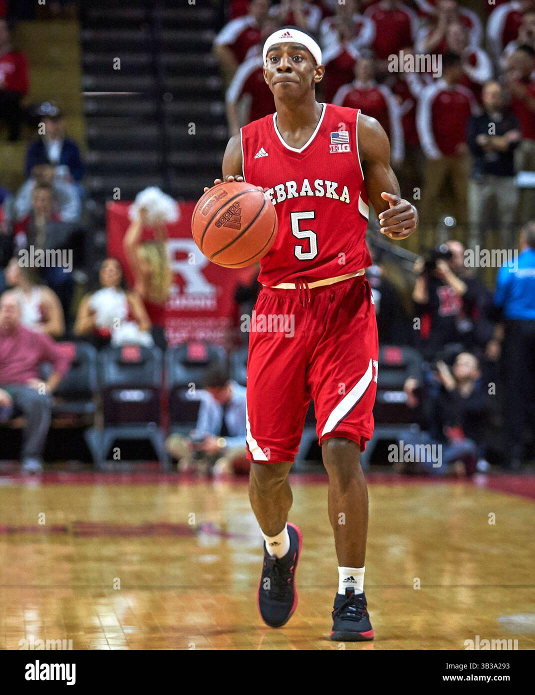 24 janvier 2018 - Piscataway, New Jersey, États-Unis - la garde des Cornhuskers du Nebraska Glynn Watson Jr. (5) amène la balle sur le terrain dans la première mi-temps entre les Cornhuskers du Nebraska et les Rutgers Scarlet Knights au Rutgers Athletic Center à Piscataway, New Jersey. Le Nebraska bat Rutgers 60-54. Duncan Williams/CSM(image de crédit : &copy ; Duncan Williams/CSM via ZUMA Wire) Banque D'Images