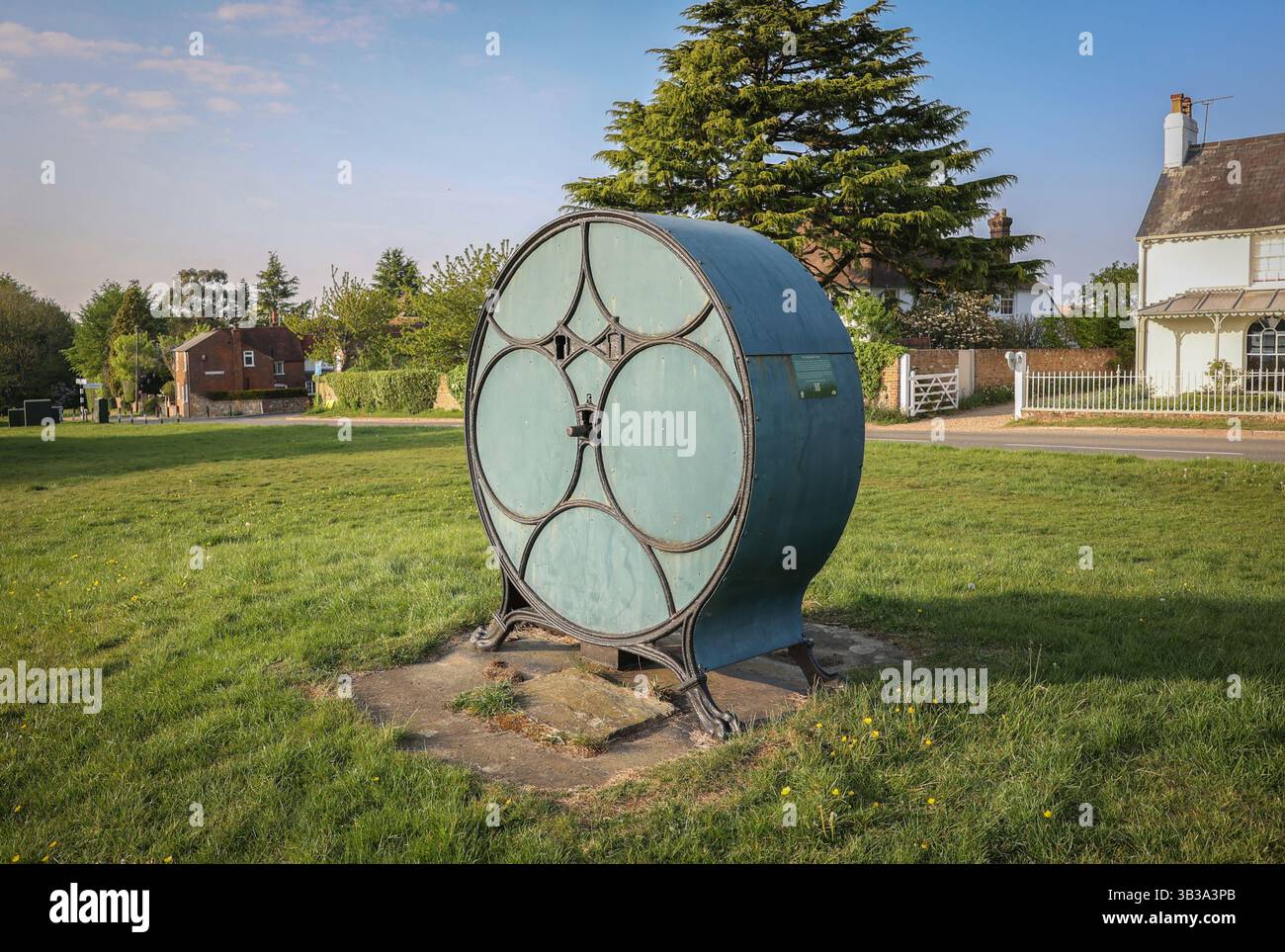 Pompe à eau du village de Sarratt, sur le green, Hertfordshire, Angleterre Royaume-Uni. Datant du début du XIXe siècle (début des années 1800) Banque D'Images