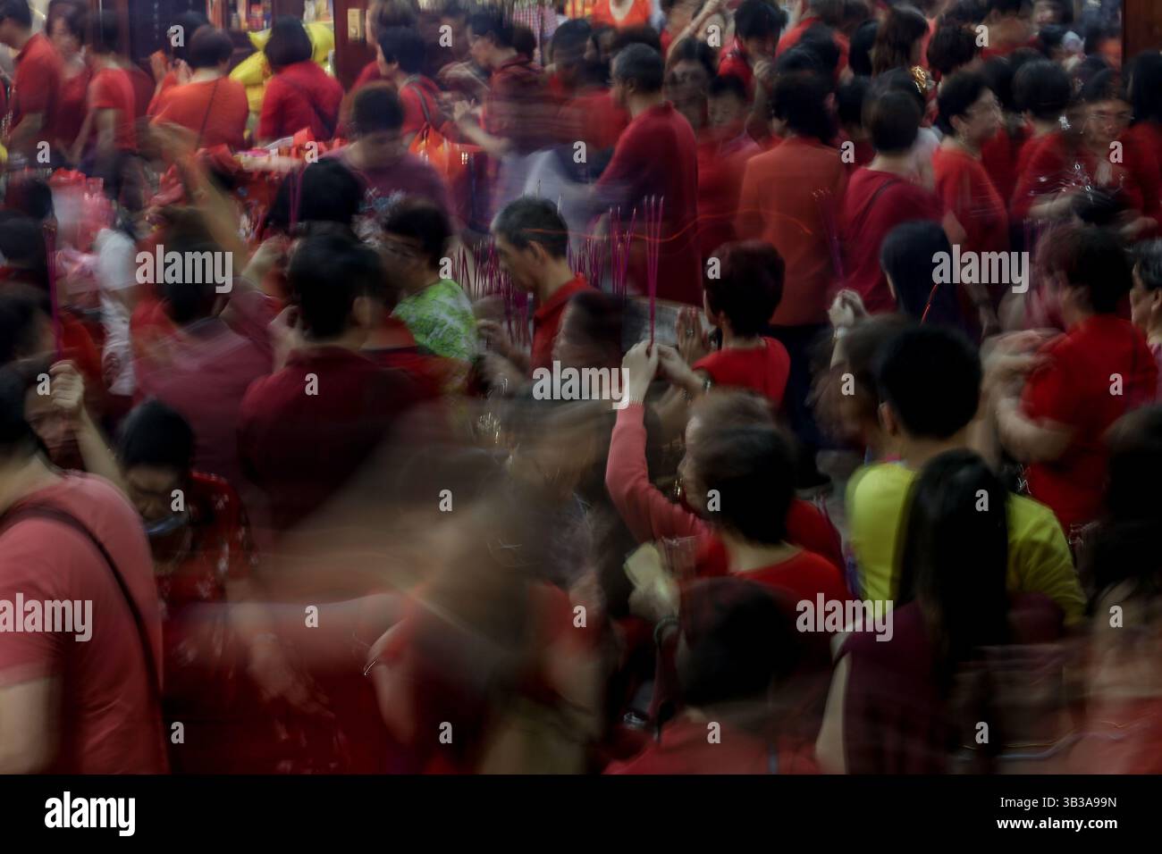 16 février 2018 - Manille, Philippines - les résidents philippino-chinois allument de l'encens, prient et souhaitent bonne chance dans un temple dans le cadre de leur célébration du nouvel an lunaire chinois 'année du chien 2018'. (Crédit image : © Basilio H. Sepe via ZUMA Wire) Banque D'Images
