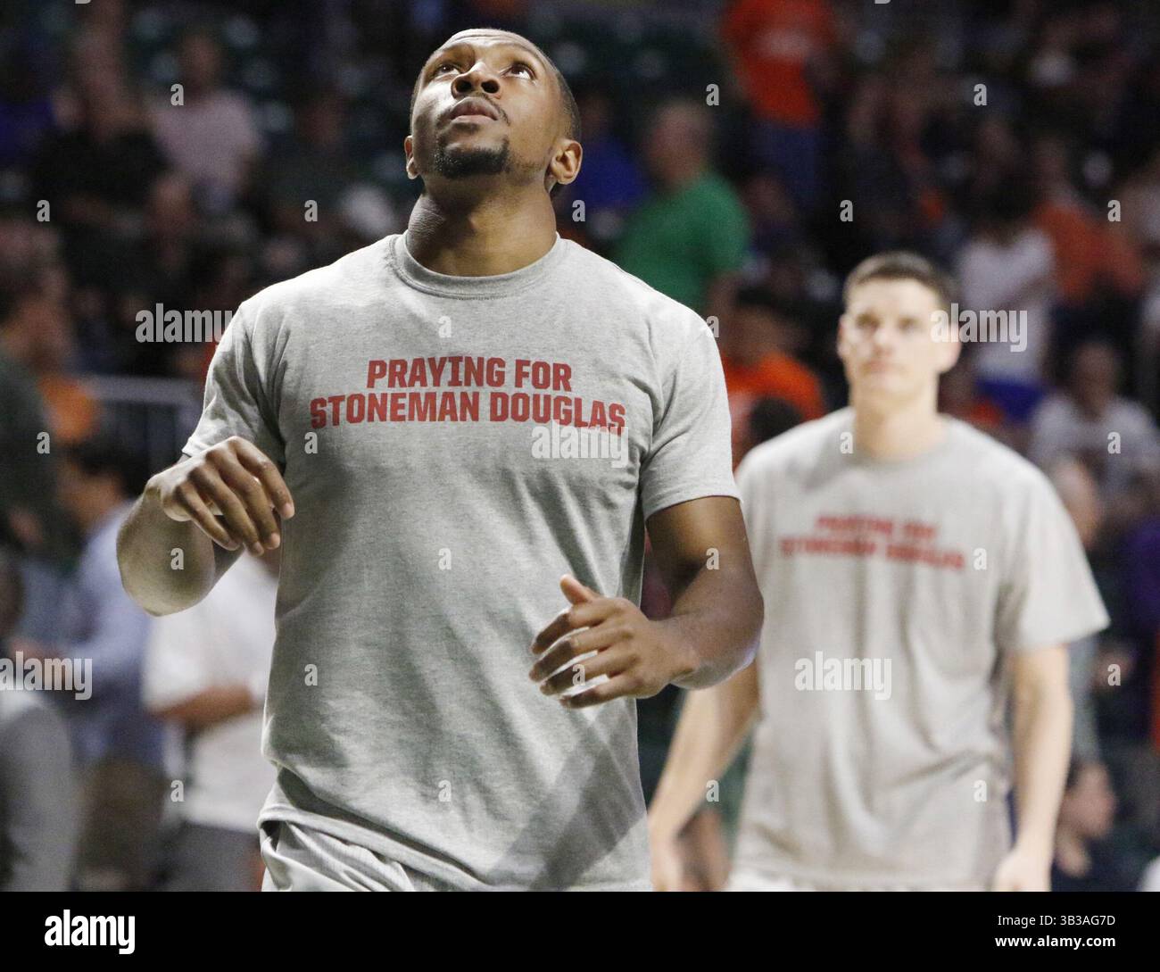 17 février 2018 - Coral Gables, FL, États-Unis - Mike Robinson de Miami se joint à ses coéquipiers, en portant des maillots d'échauffement honorant les victimes de la fusillade de masse de l'école secondaire Stoneman Douglas avant l'action contre Syracuse le samedi 17 février 2018, au Watsco Center de Coral Gables, en Floride. Syracuse a gagné, 62-55. (Crédit image : © Andrew Uloza/TNS via ZUMA Wire) Banque D'Images