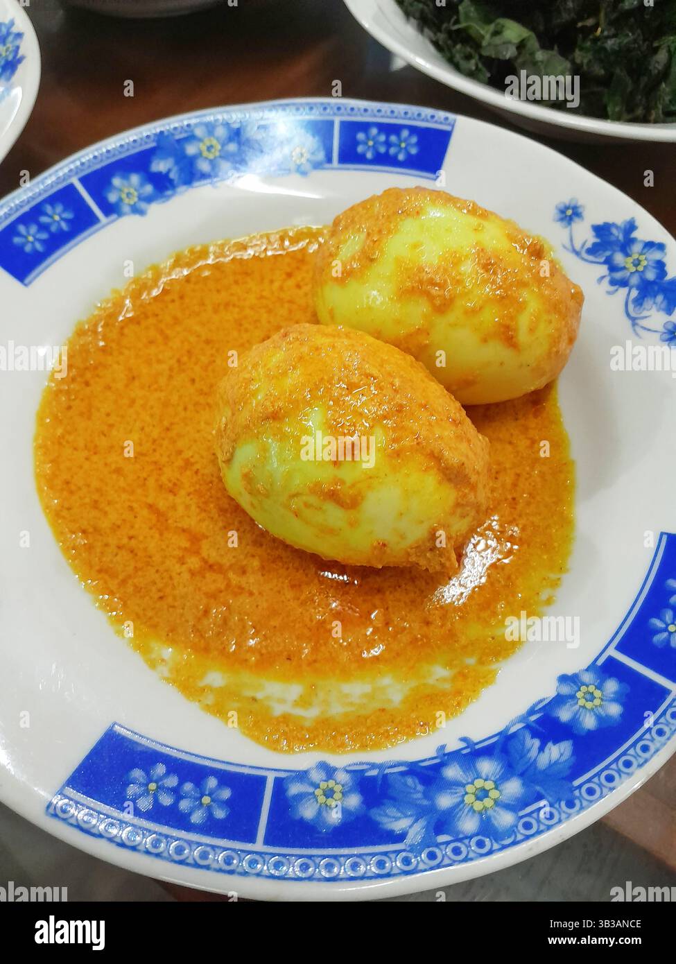 Gulai Telur ou œufs durs en sauce curry douce, nourriture indonésienne Minangkabau Padang de l'ouest de Sumatra. Banque D'Images
