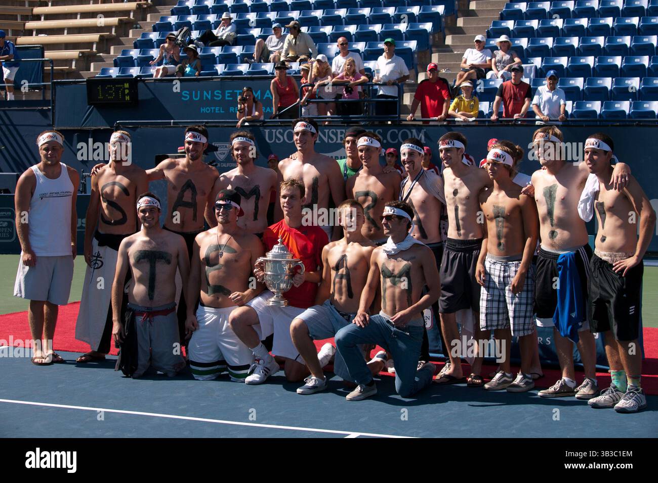 2 août 2009 - Westwood, Californie, États-Unis - Sam Querrey (MID) célèbre avec des amis après avoir remporté la finale en simple de LA Tennis Open. (Crédit image : © Brandon Parry via ZUMA Wire) Banque D'Images