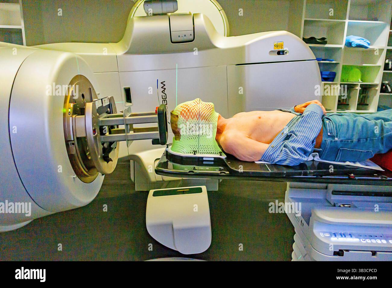 Patient cancéreux de sexe masculin prêt pour le traitement sur un appareil de radiothérapie TrueBeam. Banque D'Images