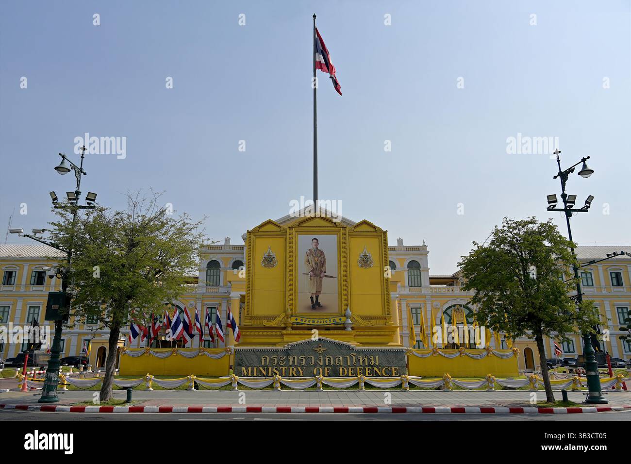 Façade du ministère de la Défense - un bâtiment patrimonial à Bangkok connu pour son architecture néoclassique avec grand portrait de l'actuel roi thaïlandais Banque D'Images