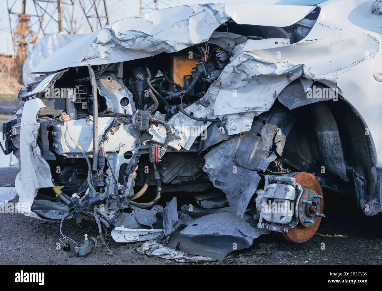 Rupture de l'avant de la voiture après un accident. Sécurité routière. Assurance de biens Banque D'Images