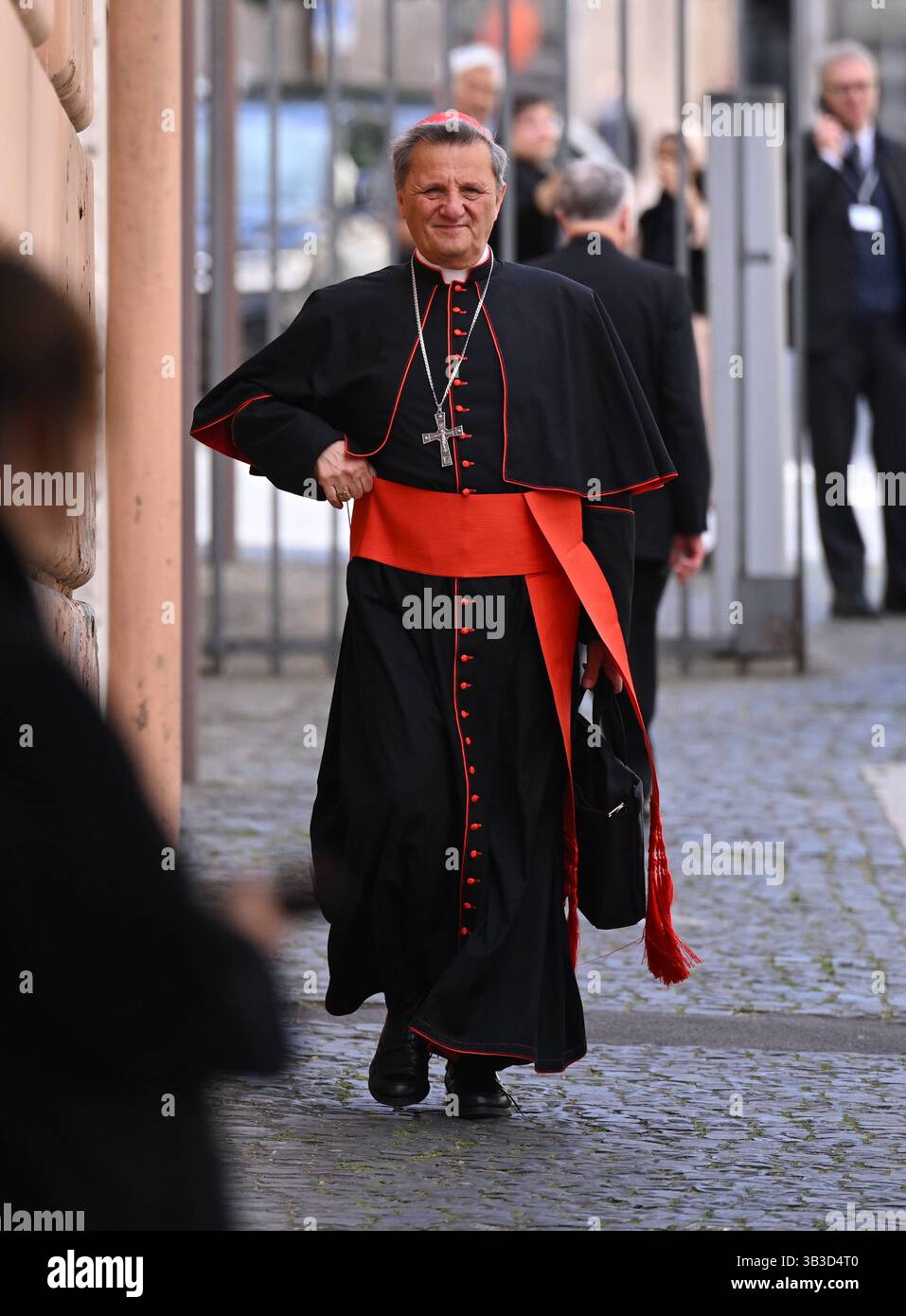 ROM, Vatikan 25.04.2025 Mario Kardinal Grech Malta, Kurienkardinal kommt aus dem Vatikan *** Rome, Vatican 25 04 2025 Mario Cardinal Grech Malta , Curia Cardinal vient du Vatican Banque D'Images ROM, Vatikan 25.04.2025 Mario Kardinal Grech Malta, Kurienkardinal kommt aus dem Vatikan *** Rome, Vatican 25 04 2025 Mario Cardinal Grech Malta , Curia Cardinal vient du Vatican Banque D'Images