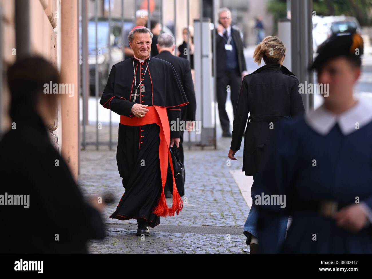 ROM, Vatikan 25.04.2025 Mario Kardinal Grech Malta, Kurienkardinal kommt aus dem Vatikan *** Rome, Vatican 25 04 2025 Mario Cardinal Grech Malta , Curia Cardinal vient du Vatican Banque D'Images ROM, Vatikan 25.04.2025 Mario Kardinal Grech Malta, Kurienkardinal kommt aus dem Vatikan *** Rome, Vatican 25 04 2025 Mario Cardinal Grech Malta , Curia Cardinal vient du Vatican Banque D'Images