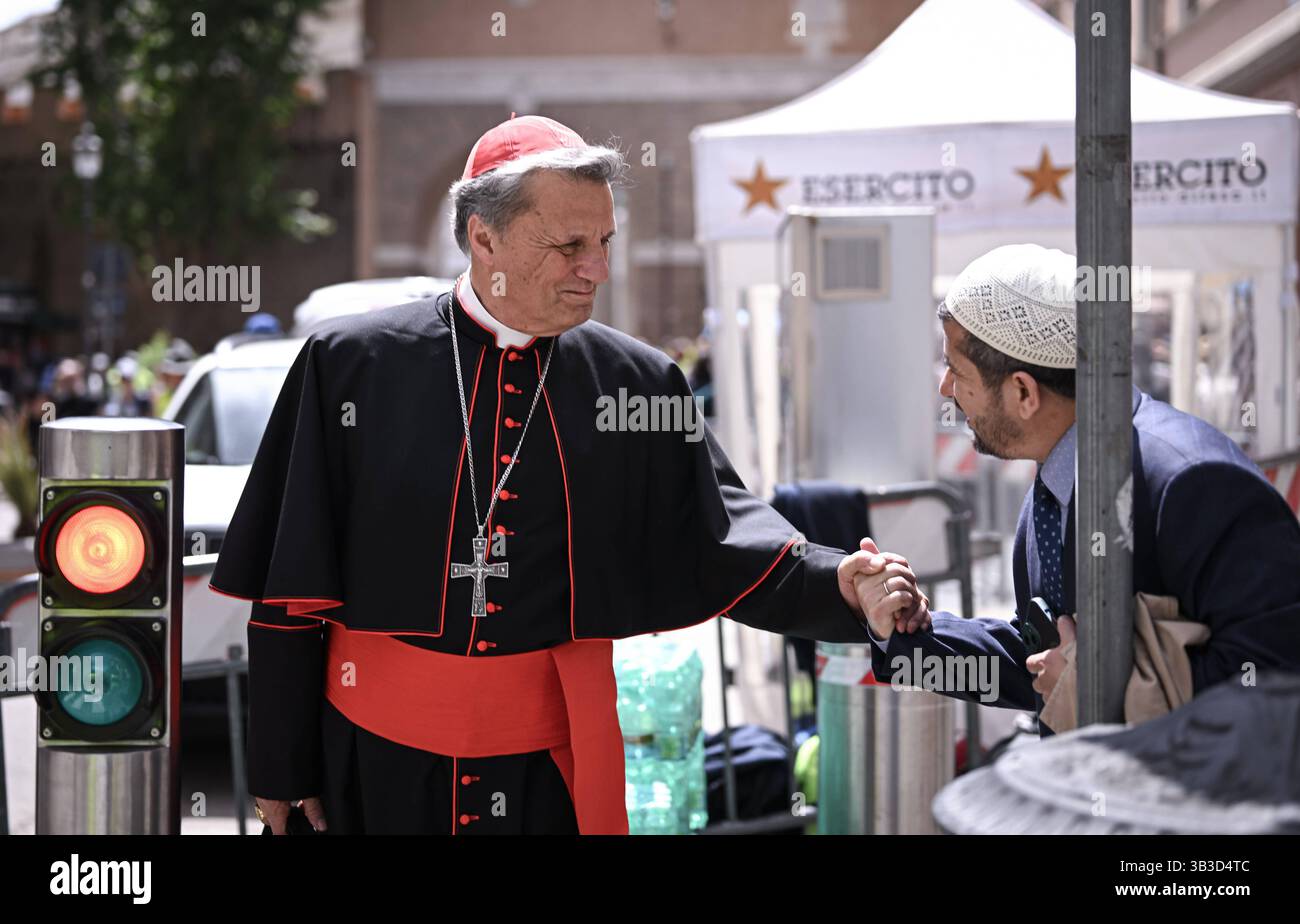 ROM, Vatikan 25.04.2025 Mario Kardinal Grech Malta, Kurienkardinal gibt einem Passanten die hand *** Rome, Vatican 25 04 2025 Mario Cardinal Grech Malta , Curia Cardinal serre la main d'un passant Banque D'Images ROM, Vatikan 25.04.2025 Mario Kardinal Grech Malta, Kurienkardinal gibt einem Passanten die hand *** Rome, Vatican 25 04 2025 Mario Cardinal Grech Malta , Curia Cardinal serre la main d'un passant Banque D'Images