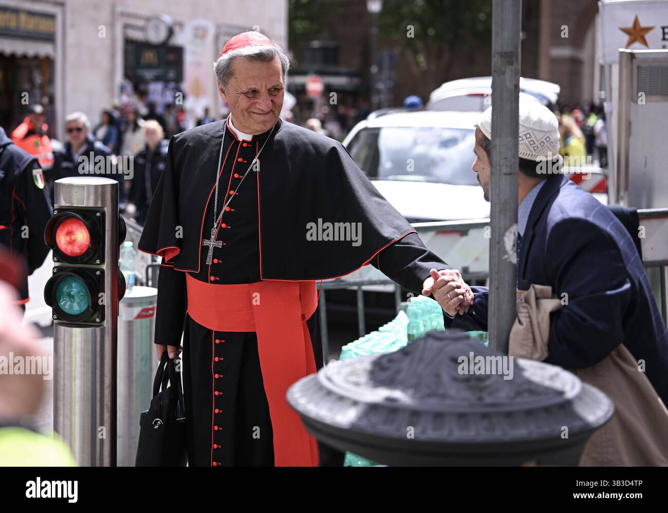 ROM, Vatikan 25.04.2025 Mario Kardinal Grech Malta, Kurienkardinal gibt einem Passanten die hand *** Rome, Vatican 25 04 2025 Mario Cardinal Grech Malta , Curia Cardinal serre la main d'un passant Banque D'Images ROM, Vatikan 25.04.2025 Mario Kardinal Grech Malta, Kurienkardinal gibt einem Passanten die hand *** Rome, Vatican 25 04 2025 Mario Cardinal Grech Malta , Curia Cardinal serre la main d'un passant Banque D'Images