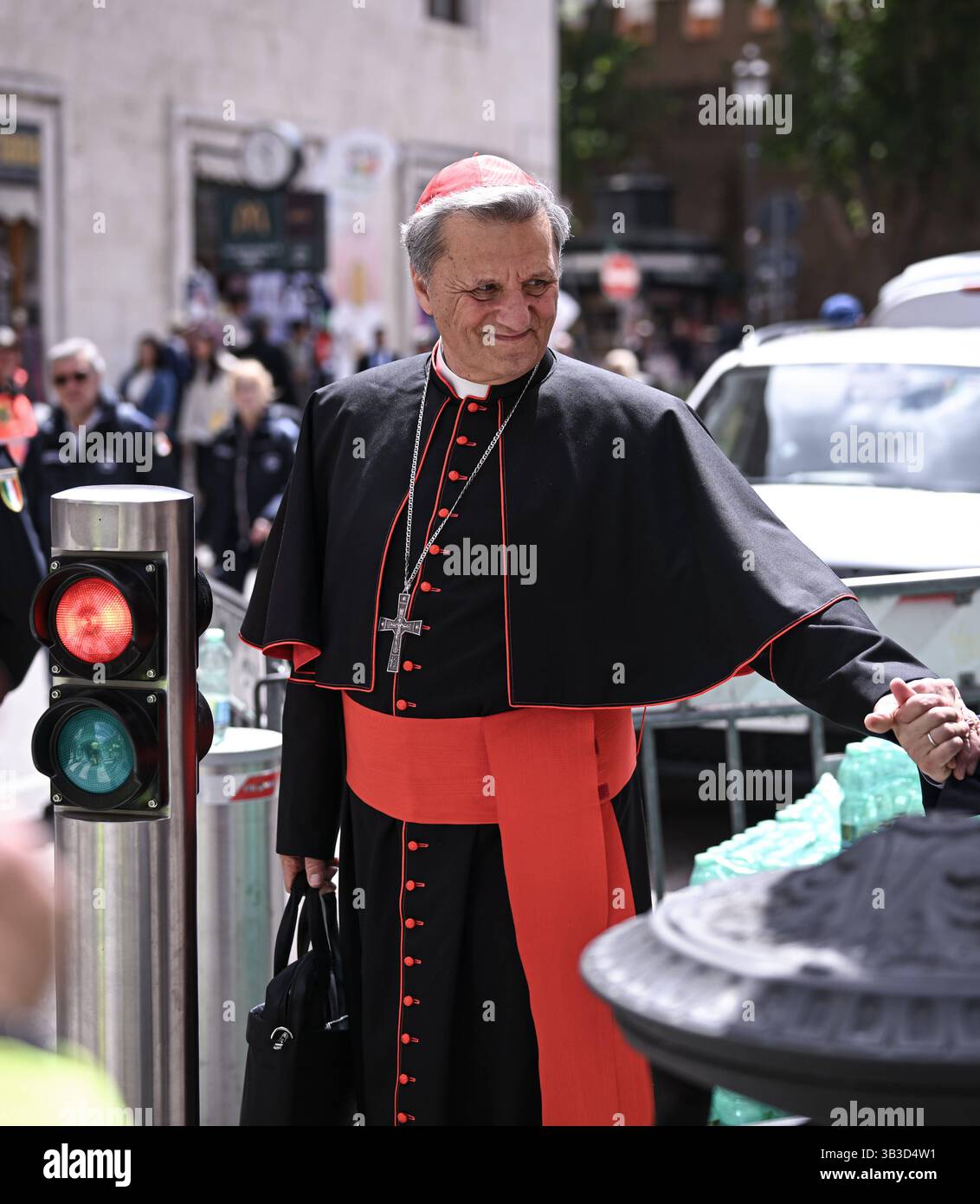 ROM, Vatikan 25.04.2025 Mario Kardinal Grech Malta, Kurienkardinal gibt einem Passanten die hand *** Rome, Vatican 25 04 2025 Mario Cardinal Grech Malta , Curia Cardinal serre la main d'un passant Banque D'Images ROM, Vatikan 25.04.2025 Mario Kardinal Grech Malta, Kurienkardinal gibt einem Passanten die hand *** Rome, Vatican 25 04 2025 Mario Cardinal Grech Malta , Curia Cardinal serre la main d'un passant Banque D'Images