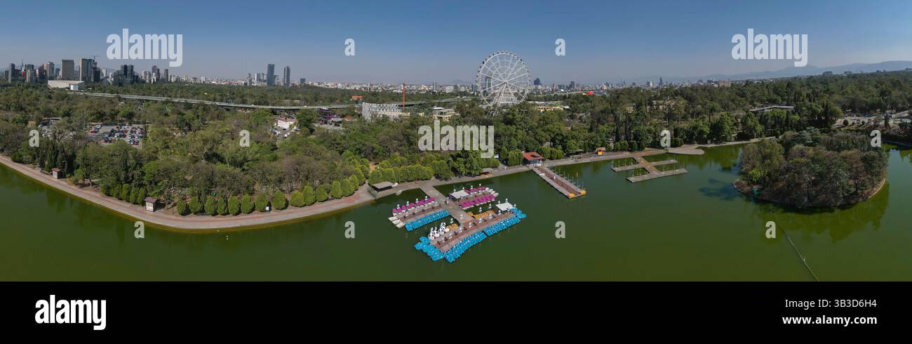 Vue sur les gratte-ciel de Mexico depuis le lac du parc Chapultepec Banque D'Images