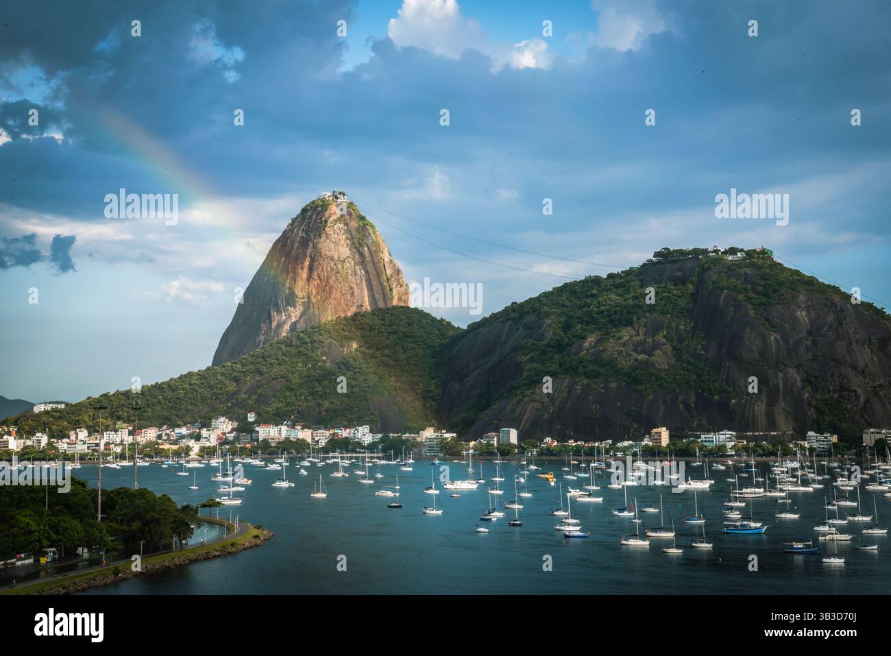 Arc-en-ciel au-dessus de la montagne de pain de sucre et de la baie de Guanabara - Rio de Janeiro, Brésil Banque D'Images