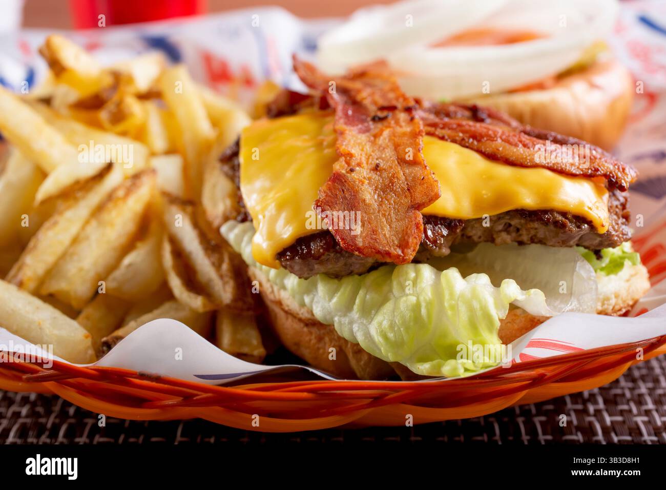Une vue d'une assiette de cheeseburger au bacon à visage ouvert. Banque D'Images