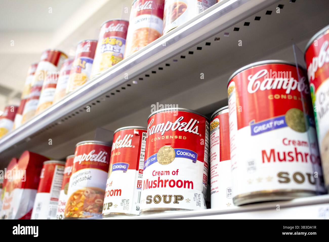 Los Angeles, Californie, États-Unis - 08-09-2019 : vue de plusieurs boîtes de soupe Campbell à l'épicerie. Banque D'Images