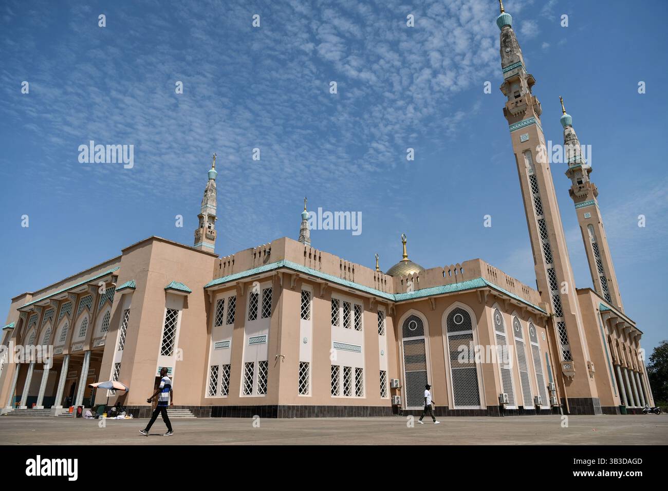 Conakry. 27 avril 2025. Cette photo prise le 27 avril 2025 montre la Grande Mosquée de Conakry à Conakry, Guinée. Conakry, située sur la côte atlantique de l'Afrique de l'Ouest, est la capitale et la plus grande ville de Guinée, ainsi que le centre politique, économique et culturel du pays. Crédit : Han Xu/Xinhua/Alamy Live News Banque D'Images
