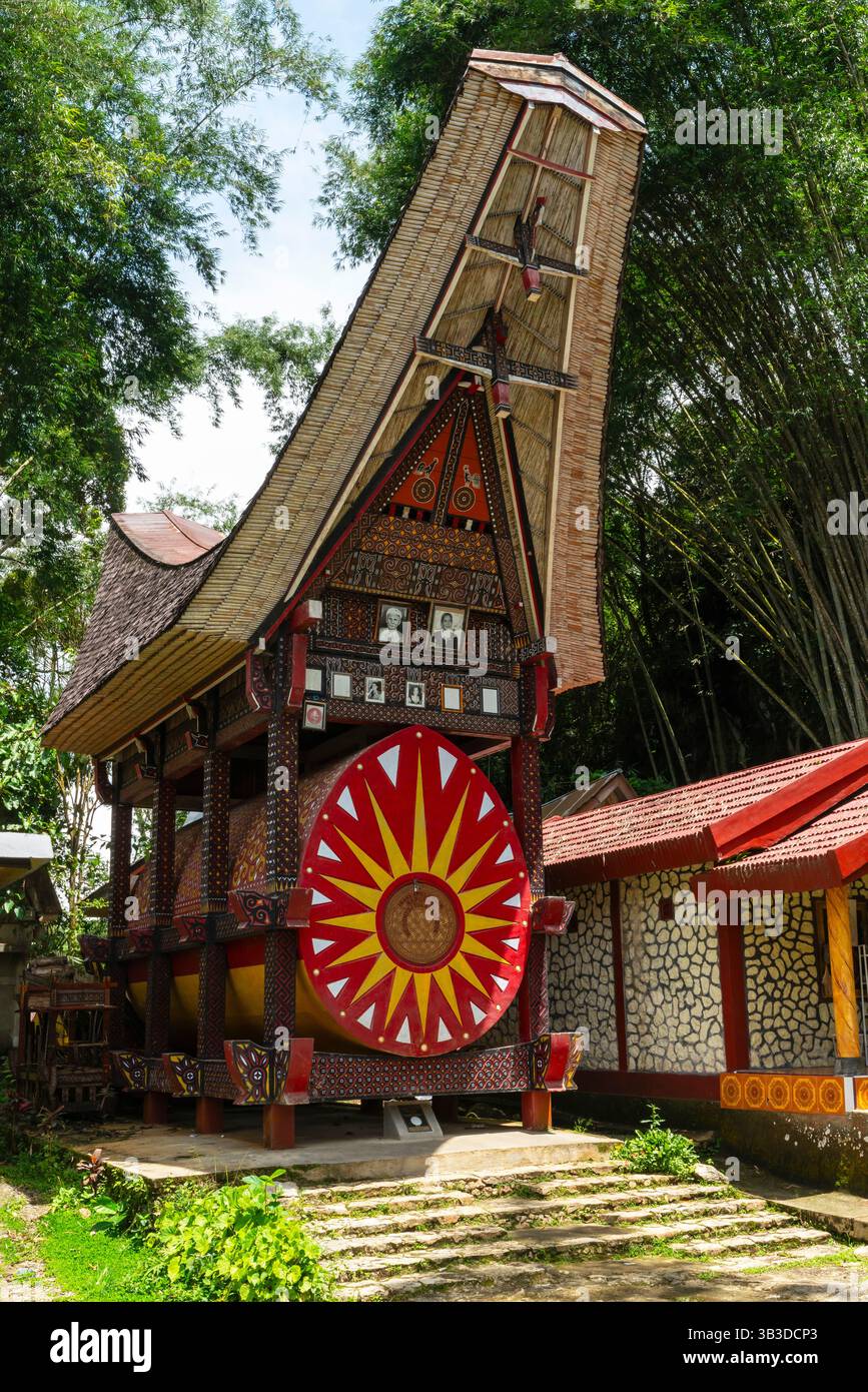 La maison funéraire monumentale du site funéraire de Ke’te Kesu, Toraja. Sulawesi, Indonésie. Les 8 photos affichées. au-dessus de la tombe sont les parents b Banque D'Images