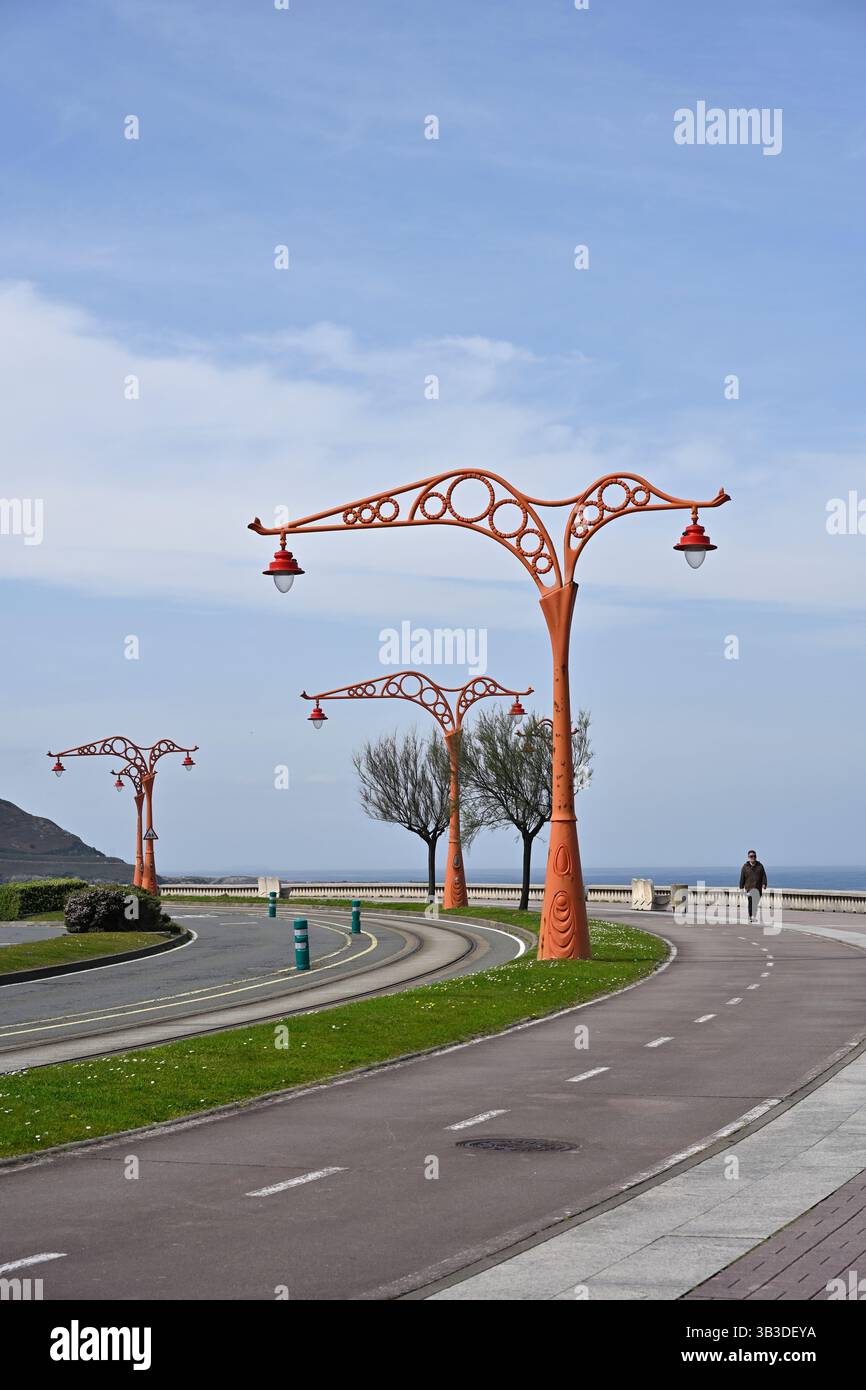 Trois lampadaires rouges au Paseo Marítimo la Coruna Espagne Banque D'Images