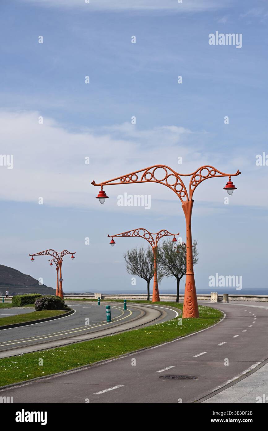 Trois lampadaires rouges au Paseo Marítimo la Coruna Espagne Banque D'Images
