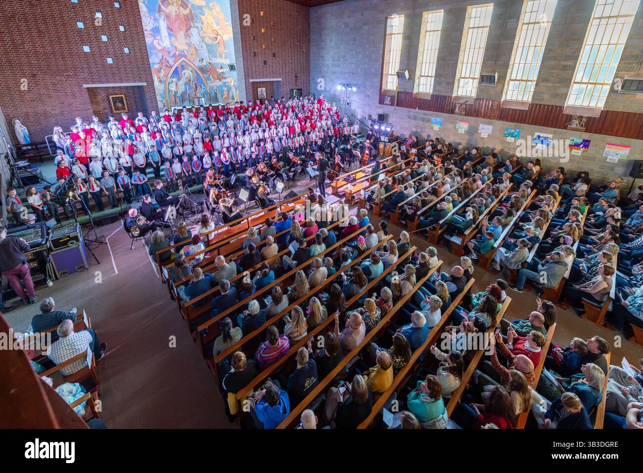 National Children’s Choir se produit à All Saint’s Church, Drimoleague, West Cork, Irlande. Banque D'Images