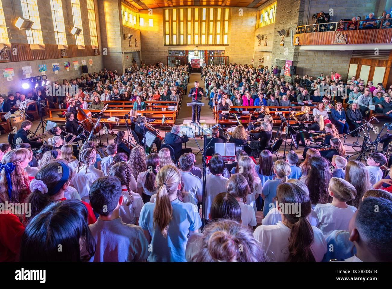 National Children’s Choir se produit à All Saint’s Church, Drimoleague, West Cork, Irlande. Banque D'Images