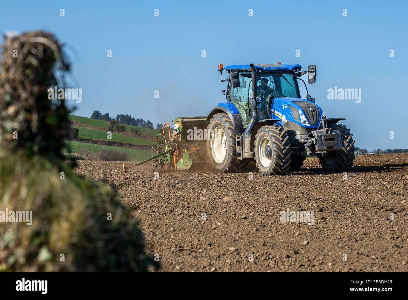 Un éleveur de bovins sème de l'orge de printemps, variété 'Georgina' à Ballinascarthy, West Cork, Irlande. Banque D'Images