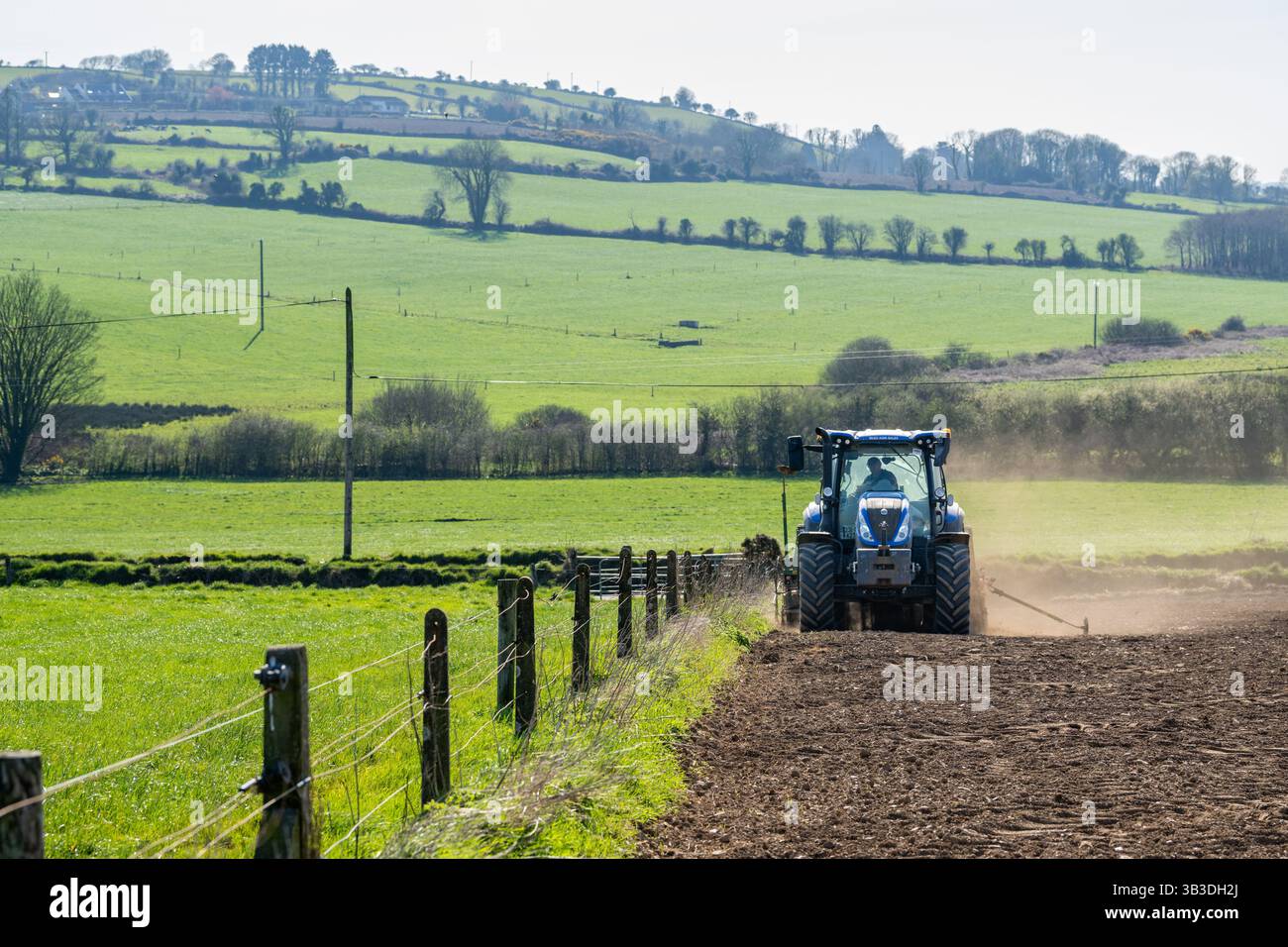 Un éleveur de bovins sème de l'orge de printemps, variété 'Georgina' à Ballinascarthy, West Cork, Irlande. Banque D'Images